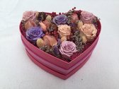Exclusieve Longlife flowerbox  hartvorm met mooi en kleine roze en lila  Long life rozen gecombineerd met diverse natuurlijke bloemen voor de Valentijnsdag