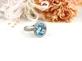 ring in wit goud gezet met blauwe topaas en diamant