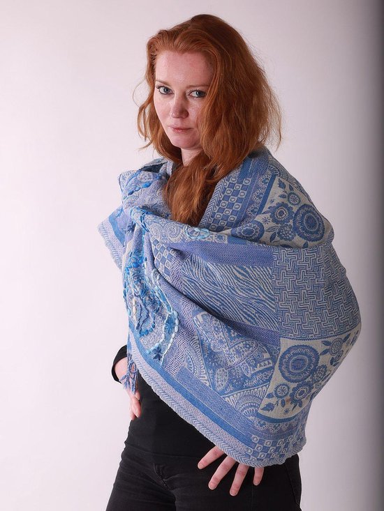 Geborduurde wollen dames sjaal in licht fris blauw met crème wit 70 x 180  cm | bol