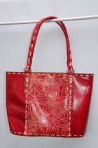 1001musthaves.com Rode leren damestas met florale motieven, groot formaat 41 x 30 cm