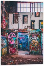 Forex - Gebouw met Gekleurde Graffiti Muren - 60x90cm Foto op Forex