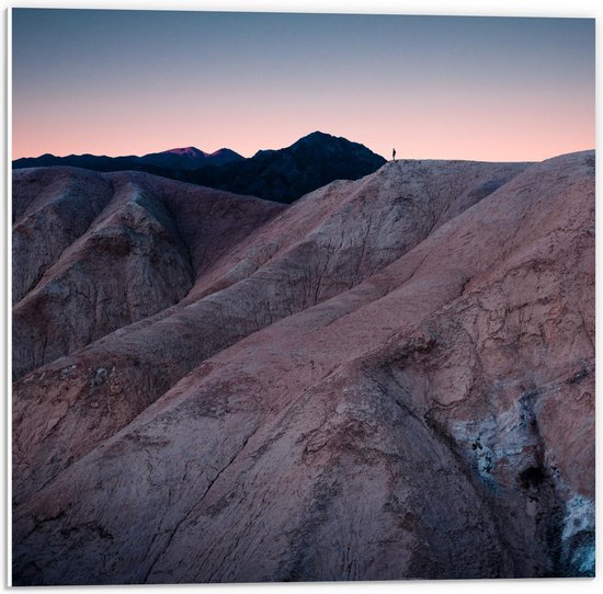 Forex - Kleine Maan boven Berglandschap - 50x50cm Foto op Forex