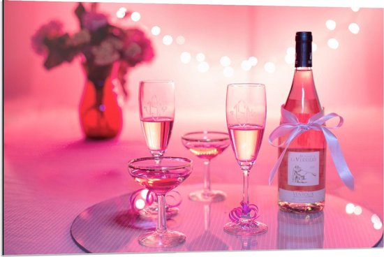 Dibond - Roze Wijn in Glazen - 90x60cm Foto op Aluminium (Met Ophangsysteem)