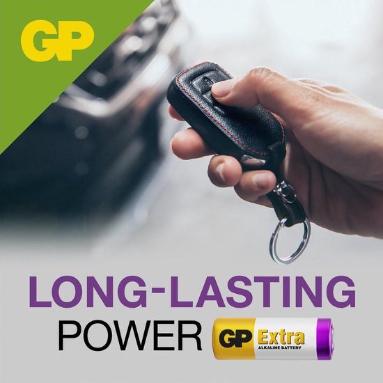 Hand gebruikt een autosleutel met GP Extra alkalinebatterij. Lange stroomduur.