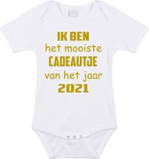 Baby rompertje met leuke tekst | Ik ben het mooiste cadeautje van het jaar 2021 |zwangerschap aankondiging | cadeau papa mama opa oma oom tante | kraamcadeau | maat 68 wit goud