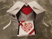 Limited Edition - I Love You - Flowerbox met Zeep Rozen En Text - Giftbox - Valentijn - Moederdag - Zilver Grijze Box met Rode Rozen