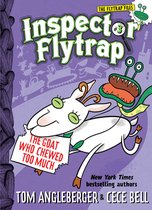 De cover van het boek 'Inspector Flytrap in the Goat Who Chewed Too Much'. Een witte geit met groene ogen en hoorns wordt vastgehouden door een monster met tentakels. De geit heeft een bordje om haar nek met de tekst "THE GOAT WHO CHEWED TOO MUCH".