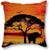 Kussenhoes met Olifant op de Savanne bij zonsondergang