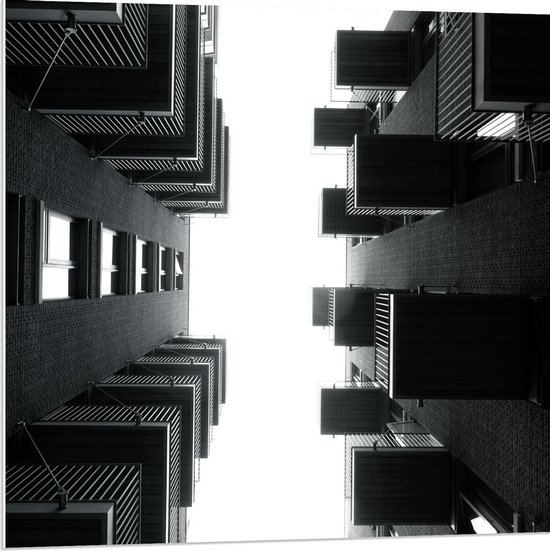 Forex - Gebouwen van Onder (Zwart Wit) - 80x80cm Foto op Forex