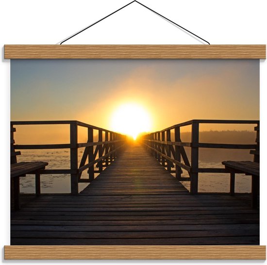 Schoolplaat – Steiger aan Strand met Ondergaande Zon - 40x30cm Foto op Textielposter (Wanddecoratie op Schoolplaat)