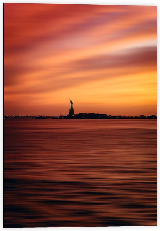 Dibond - Vrijheidsbeeld in de verte tijdens Zonsondergang - 40x60cm Foto op Aluminium (Met Ophangsysteem)