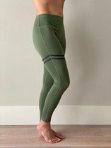 Ultimate Fit - Olijfgroene sportlegging, yoga broek met opgedrukte zwarte strepen.