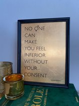 Houten lijst met gouden tekstbord - 35 x 28 cm -  “No one can make you feel inferior without your consent.” ― Eleanor Roosevelt