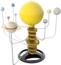 Een model van het zonnestelsel met de zon, planeten op staven en twee aarde-modellen.