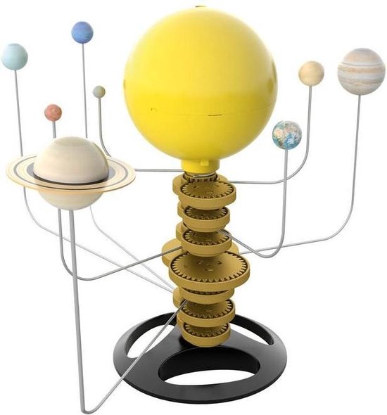 Een model van het zonnestelsel met de zon, planeten op staven en twee aarde-modellen.