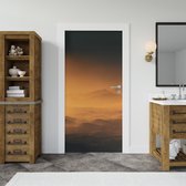 Deursticker Bergen in de mist 1 - 100 x 250 cm - Gratis installatie-kit - Snelle levering