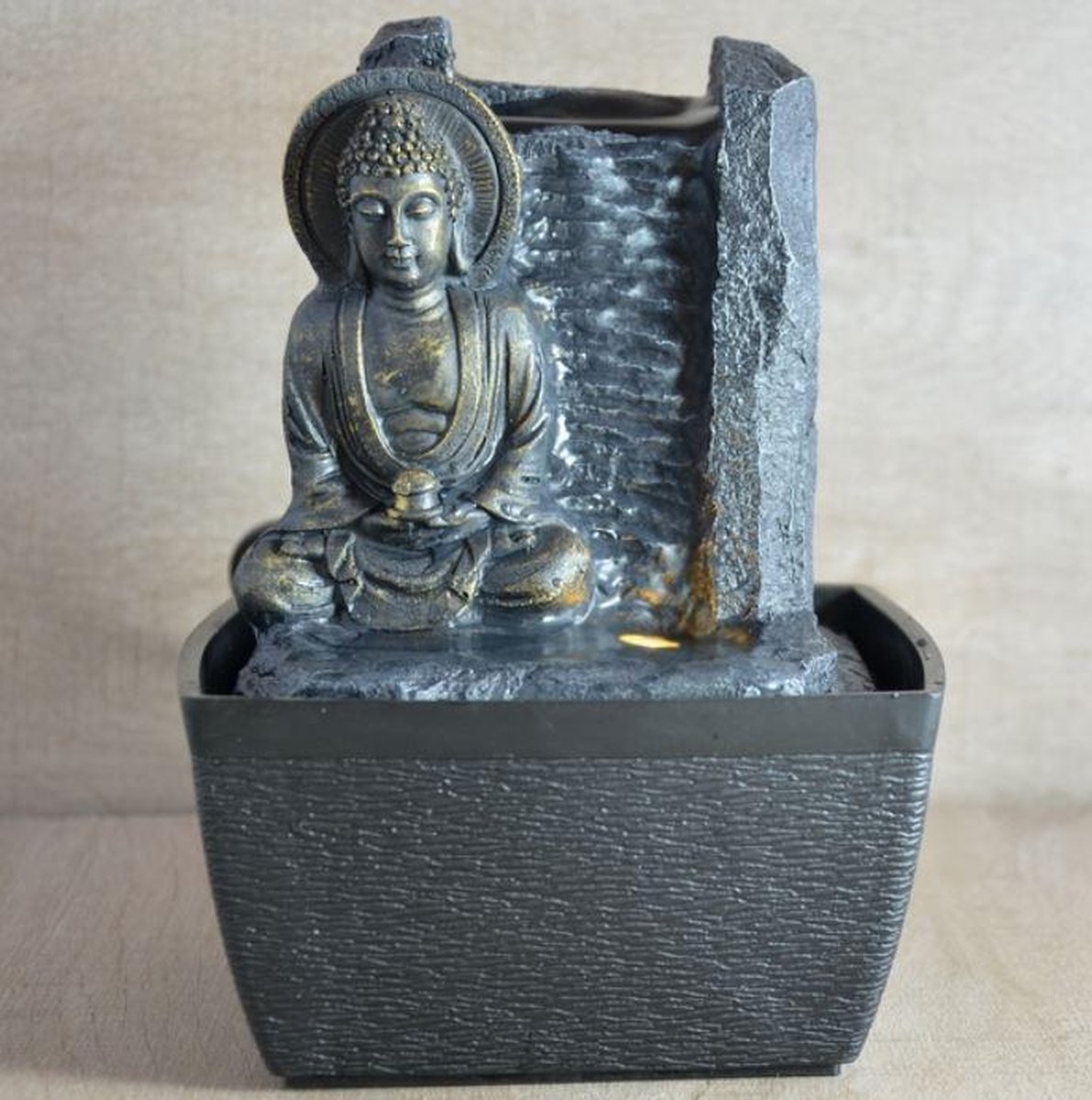 Fontein Boeddha Sérénité 18 cm hoog - interieur - fontein voor binnen - relaxeer - zen - waterornament - cadeau - geschenk - kerst - nieuwjaar - relatiegeschenk - origineel - lente - zomer - lentecollectie - zomercollectie - afkoeling – koelte