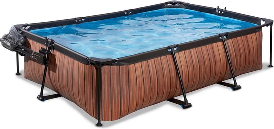 Rechthoekig zwembad met houtlook bekleding, donkerbruin met zwarte rand en blauw water.