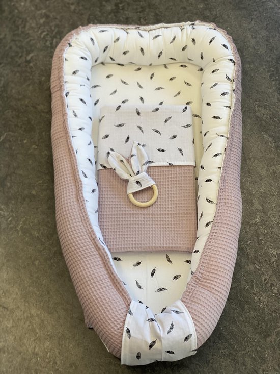 babynestje oud roze kleine veertjes compleet met band, deken en bijtring