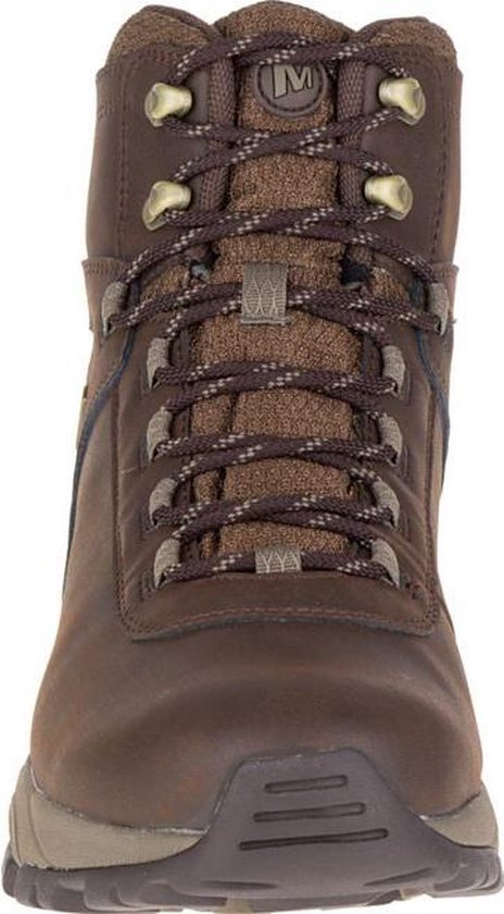 Vooraanzicht van een bruine leren Merrell wandelschoen met veters en gewatteerde kraag.