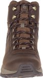 Vooraanzicht van een bruine leren Merrell wandelschoen met veters en gewatteerde kraag.