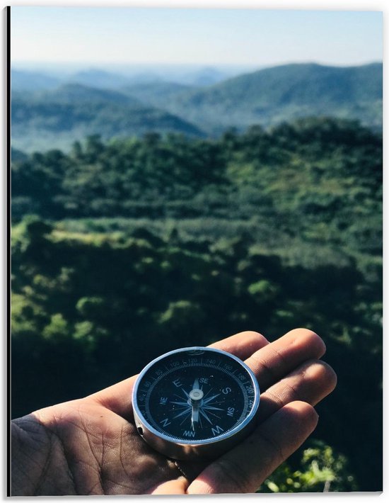 Dibond - Kompas in Hand voor Berggebied - 30x40cm Foto op Aluminium (Wanddecoratie van metaal)