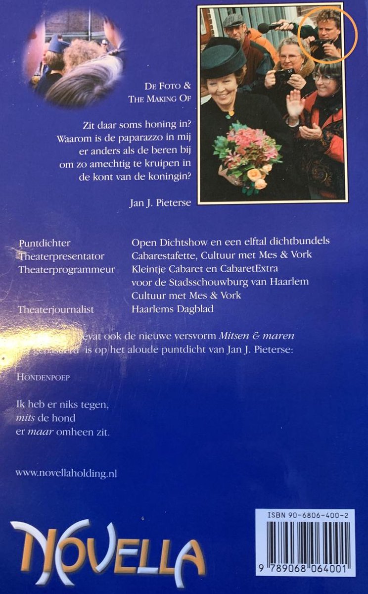 Boekomslag met de tekst 'De Foto & The Making Of' en een gedicht, met een foto van koningin Beatrix die bloemen ontvangt.