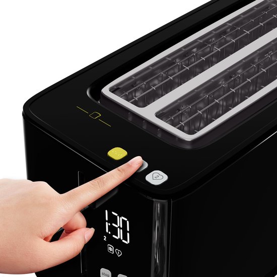 Un doigt appuie sur le bouton d'un grille-pain Tefal noir avec écran numérique.