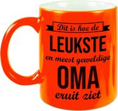 Dit is hoe de leukste en meest geweldige oma eruitziet cadeau mok / beker - neon oranje - 330 ml - verjaardag / bedankje