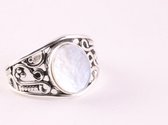 Fijne opengewerkte zilveren ring met parelmoer - maat 19.5