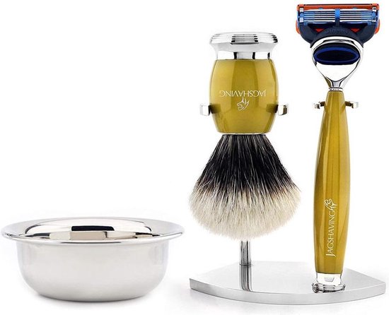 Scheerset met zilveren standaard, scheerkwast, kom en gouden scheerapparaat.