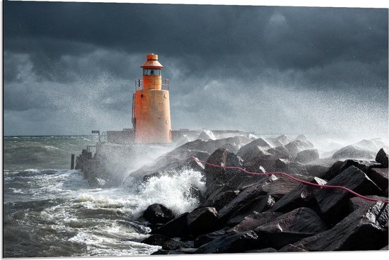 Dibond - Storm bij Vuurtoren - 90x60cm Foto op Aluminium (Met Ophangsysteem)