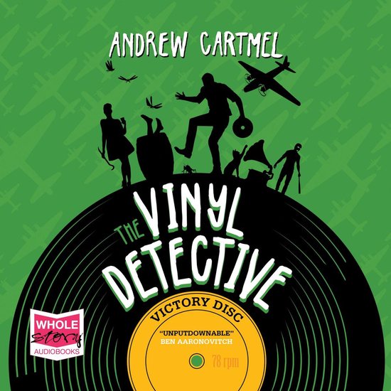 Boekomslag van 'The Vinyl Detective: Victory Disc' door Andrew Cartmel, met silhouetten van mensen en een hond op een vinylplaat tegen een groene achtergrond met vliegtuigen.