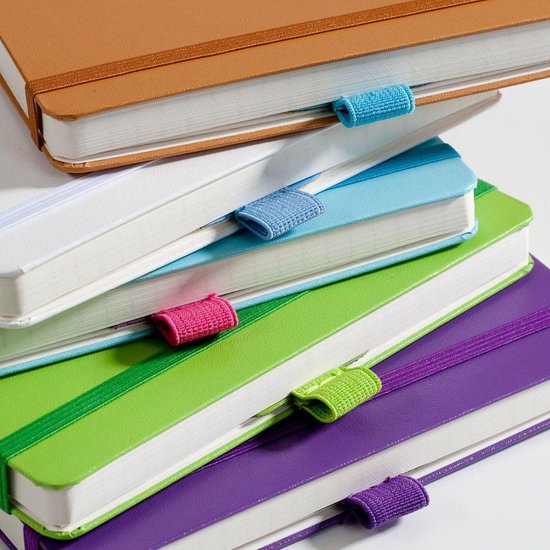 Een stapel notitieboeken in verschillende kleuren, waaronder oranje, wit, lichtblauw, groen en paars, elk met een kleurrijke penlus.