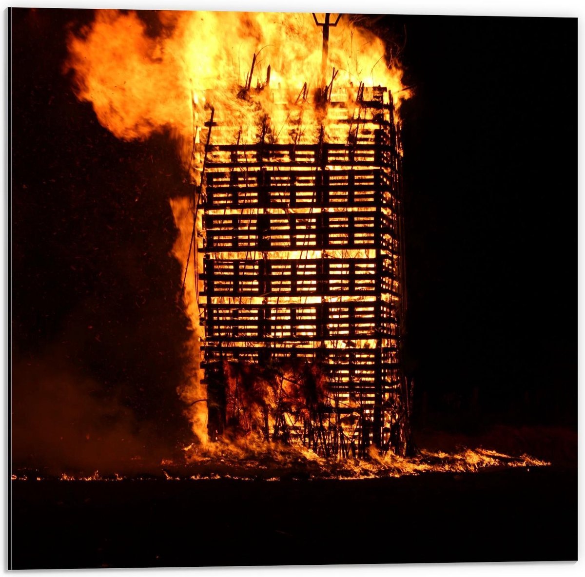 Dibond - Brandende Vuurkorf - 50x50cm Foto op Aluminium (Wanddecoratie van metaal)