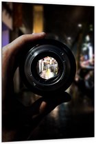 Dibond - Lens van Camera in de Stad - 100x150cm Foto op Aluminium (Met Ophangsysteem)