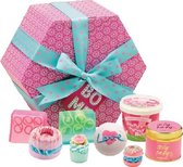 Bomb Cosmetics The Bomb Hat Box Giftpack kado doos met bad, zeep, geurkaars en verzorgingsproducten