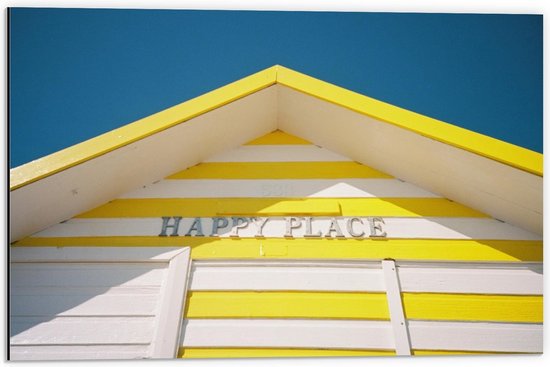 Dibond - ''Happy Place'' op Geel Strandhutje - 60x40cm Foto op Aluminium (Met Ophangsysteem)