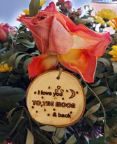 Valentijn hart & liefde op een echte boomschijf | I LOVE YOU TO THE MOON & BACK + NAAM GRAVURE c.a 7 cm Ø | € 15,95 incl. verzenden | De meest romantische tekst ooit geschreven | M