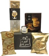 Borrel cadeau pakket 2 -Cadeau voor mannen - Mannen - Valentijn - Borrelpakket - Chocolade -Snoep - Mannen cadeau - Geschenkset mannen - Cadeaupakket - Cadeau - Giftset - Goedkope cadeautjes 