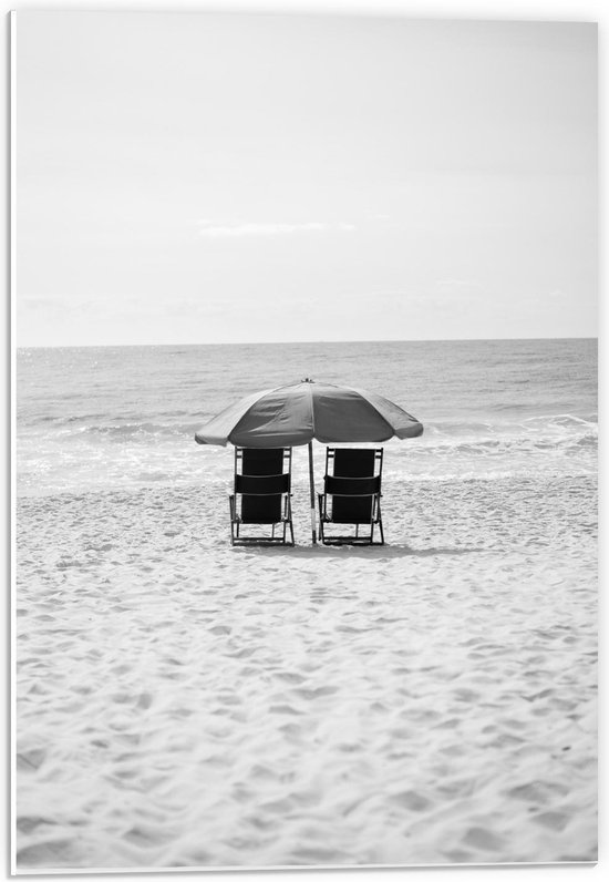 Forex - Stoeltjes op het Strand met Parasol (zwart/wit) - 40x60cm Foto op Forex