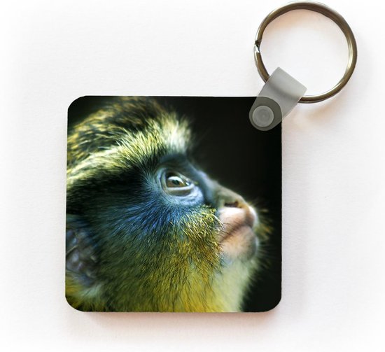 Porte-clés Animaux - Gros plan d'un singe sur fond noir Porte-clés plastique - Porte-clés carré avec photo