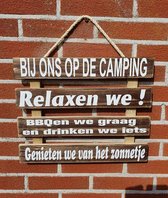 Houten tuinbord - Wandbord - Tuindecoratie tekstbord - Bij ons op de camping - Buiten - Tuin - Camperen Tuinhout  Kleur Bruin