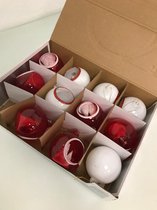 Kerstballen - 11 stuks - rood en wit - met open zijkant omdat er een kerstboom in zit