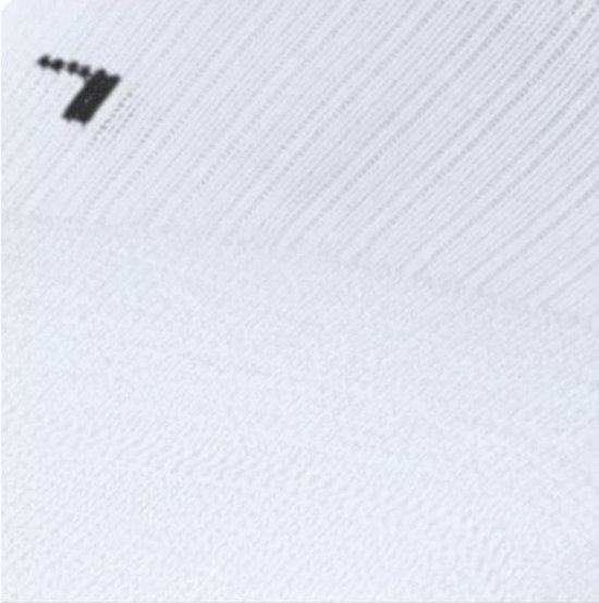 Detail van een witte sportsok met een zwarte "L" voor links.