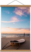Schoolplaat – Surfplank op het Strand - 40x60cm Foto op Textielposter (Wanddecoratie op Schoolplaat)