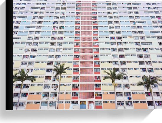 Canvas  - Kleurrijk Appartementencomplex met Palmbomen - 40x30cm Foto op Canvas Schilderij (Wanddecoratie op Canvas)