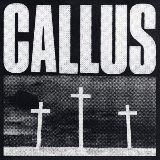 Titre "CALLUS" en grandes lettres blanches au-dessus de trois croix blanches sur fond gris foncé.
