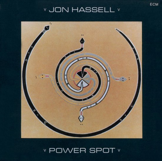 Albumhoes met een cirkelvormig patroon van vier slangen rond een zwart-wit-rood middelpunt. Tekst: JON HASSELL POWER SPOT.