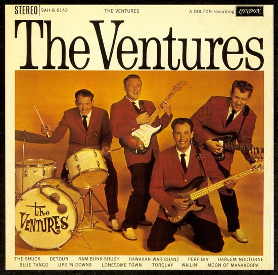 Albumhoes van The Ventures met vier mannen in rode blazers. Een bespeelt een drumstel, twee bespelen gitaren en een bespeelt een basgitaar.